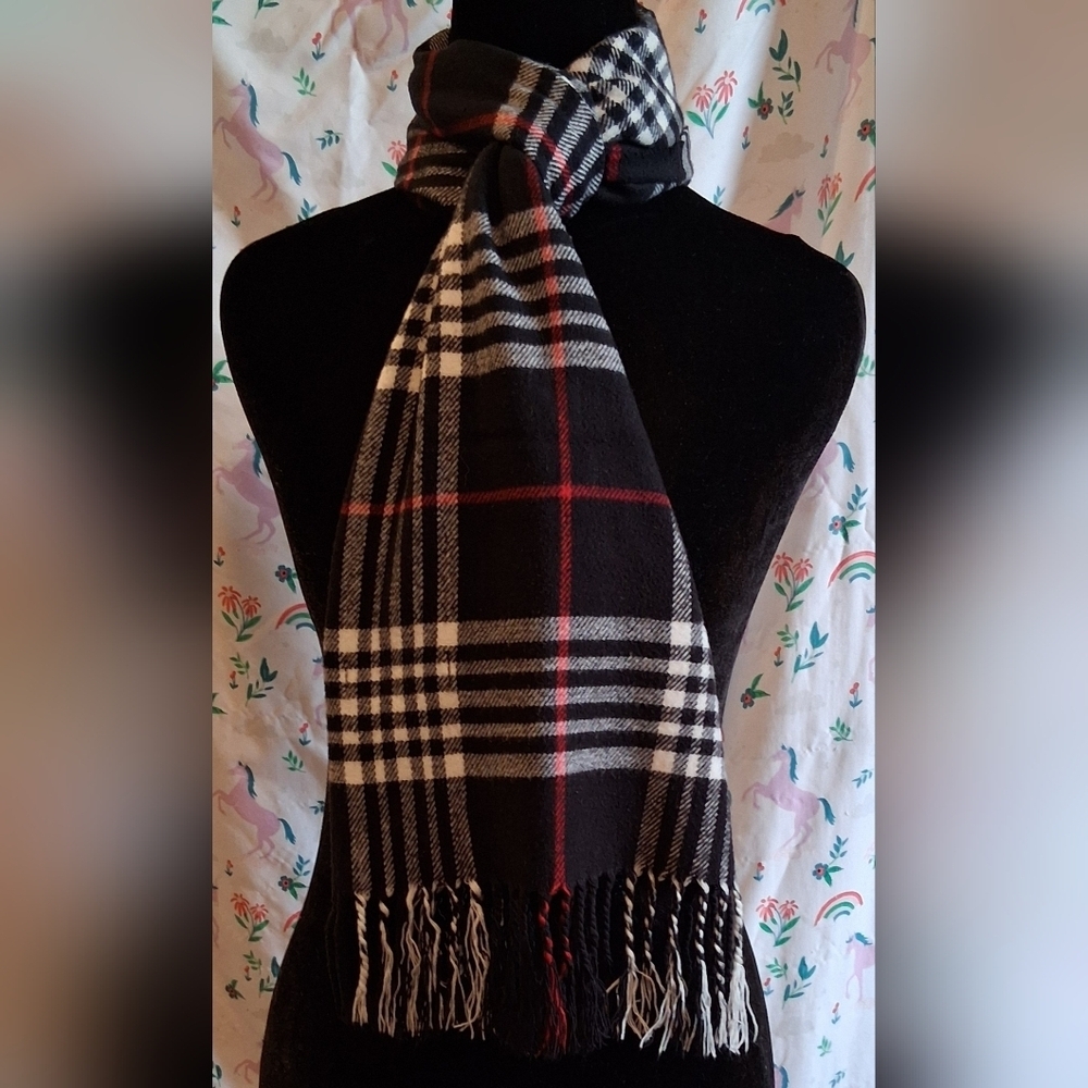 EUC Burberry Scottish Cashmere Black & White Nova Plaid Causal Unisex Scarf Wrap